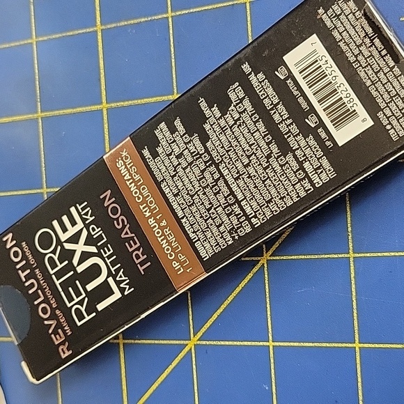 Revolution Retro Luxe Matte Lip Contour Kit Bold Treason 2 Piece New - Picture 2 of 3
